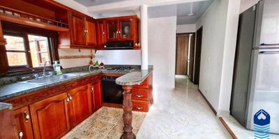 En Belén Los Alpes, a pocos pasos del Centro Comercial Los Molinos y la Universidad de Medellín, te espera este moderno dúplex de 120 m² recientemente remodelado. Su diseño combina estilo, funcionalidad y una ubicación estratégica con excelente proyección de valorización.Cuenta con 3 alcobas (con posibilidad de una cuarta), todas con clóset empotrado; la principal con baño privado y vestier. Dispone de 2 baños cabinados en vidrio, sala-comedor iluminada por un amplio ventanal, cocina integral abierta con barra americana, sala de estar con vista panorámica a la ciudad, patio, zona de ropas, cuarto útil y espacio de estudio. No paga administración, está libre de deudas y su impuesto predial anual es de $633.000.Por su alta demanda, es ideal tanto para vivir como para invertir. No dejes pasar esta oportunidad de estrato 3 en una zona tranquila y muy bien conectada. Contáctanos en Raskcielos Inmobiliaria y agenda tu visita hoy mismo.