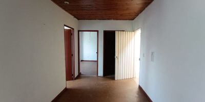 Apartamento ubicado al sur de la ciudad, con 48 M², consta de sala-comedor, 2 alcobas, una de ellas con closet, un baño, cocina tradicional a energía, zona de oficios con instalación de lavadora, citófono.