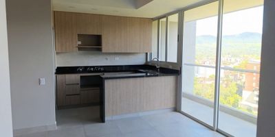 Te presentamos este apartamento para alquiler ubicado en La Ceja, Antioquia. Con una superficie de terreno, construida y privada de 70 m2, este inmueble cuenta con un diseño moderno y funcional para brindarte un estilo de vida cómodo y confortable.

Su distribución interna se divide en 3 cómodas alcobas, perfectas para descansar y tener privacidad, 2 baños completos que garantizan comodidad a la hora de compartir con familiares o amigos, y un garaje para que puedas tener tu vehículo siempre seguro y a la mano.

Además, disfruta de una vista panorámica desde el balcón que te permitirá relajarte y admirar la belleza de La Ceja. El apartamento cuenta con baño auxiliar y baño en la habitación principal, lo que brinda mayor comodidad y privacidad para ti y tus invitados.

La cocina cuenta con una moderna barra estilo americano, perfecta para compartir con tu familia y amigos mientras preparan deliciosas comidas. También está equipada con calentador y gas domiciliario para que puedas cocinar sin ninguna preocupación.

Las habitaciones cuentan con clósets para que puedas mantener siempre organizada tu ropa y pertenencias. Además, la zona de lavandería es ideal para tener todo en orden y a mano.

Este apartamento también cuenta con características externas que te harán sentir en un verdadero hogar, como acceso pavimentado, Área social para disfrutar de momentos especiales con tus seres queridos, ascensor para tu comodidad, y parqueadero para visitantes.

Además, está ubicado cerca de la zona urbana y con transporte público cercano, lo que te garantiza una excelente conectividad y facilidad de desplazamiento. La urbanización cerrada con portería y vigilancia brinda seguridad y tranquilidad a los residentes de la zona.

Disfruta de la tranquilidad de vivir en una zona residencial rodeada de zonas verdes, perfectas para caminar, hacer ejercicio o simplemente relajarte al aire libre. 

¡Contáctanos hoy mismo y hazlo tuyo!
