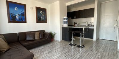 Codigo 19055. Apartamento en excelente estado, con una atmósfera cálida y confortable, ideal para quienes buscan tranquilidad y calidad de vida. Su diseño interior está inteligentemente distribuido, permitiendo aprovechar cada espacio: tres habitaciones, sala-comedor integrada, cocina tipo americana, zona de lavandería, dos baños y parqueadero privado.Ubicado en una zona residencial apacible y con alta proyección de valorización, el conjunto tipo Club House brinda múltiples comodidades: vigilancia con recepción, salón comunal, gimnasio, piscina, terraza con BBQ, área de juegos infantiles, ascensores y parqueadero para visitantes.Rodeado de parques, rutas ecológicas, centros comerciales y con fácil acceso a las principales vías de la ciudad.