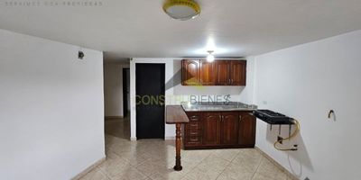 Te ofrecemos un apartaestudio en arriendo, ubicado en un segundo piso sin ascensor, con un área de 45 m². Dispone de 1 alcoba, 1 baño cabinado, sala-comedor con ventanal que aporta excelente iluminación, cocina semi-integral con barra americana, red de gas y zona de ropas.
Un espacio ideal para quienes buscan un hogar tranquilo, acogedor y bien ubicado, perfecto para iniciar una nueva etapa.Contáctanos 3104289911 para programar la visita y conozcas más sobre esta propiedad.