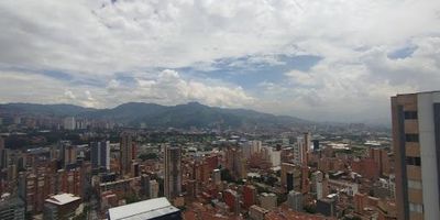 Acogedor y moderno apartamento ubicado en el piso 35, el último del edificio, lo que garantiza una espectacular vista panorámica de la ciudad. El inmueble cuenta con acabados de alta calidad, excelente iluminación natural y una ventilación ideal que brinda frescura y confort en todos sus espacios.Ubicado en unidad cerrada con completas zonas sociales para tu disfrute piscina, gimnasio, juegos infantiles y salón social. Está estratégicamente situado cerca del Centro Comercial Aves Marías, con excelentes vías de acceso y transporte público cercano.¡Vive con comodidad, seguridad y estilo en un ambiente tranquilo y bien ubicado! El inmueble cuenta con 3 alcobas, la principal con vestier y las auxiliares con closet. 2 baños con modernos acabados y cabinas en vidrio templado. Cocina integral con diseño funcional y elegante .Piso en porcelanato que brinda frescura y estilo. Calentador a gas. Parqueadero doble lineal para mayor comodidad. Excelente iluminación natural y ventilación cruzada.