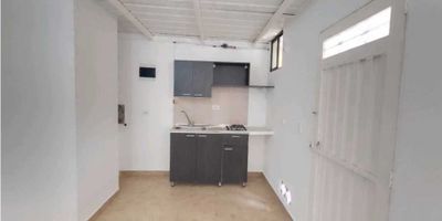 ¿Buscas un espacio compacto, funcional y estratégicamente ubicado en Medellín?
Este monoambiente en arriendo, ubicado en el sector El Salvador, es ideal para quienes buscan practicidad y cercanía a todo. Con 28 m² bien distribuidos, ofrece un ambiente abierto que integra una cocina integral y una zona de ropas independiente, brindando comodidad en las tareas diarias. El baño, en excelente estado, complementa la funcionalidad del lugar.

El piso en cerámica facilita la limpieza y el mantenimiento, mientras que el balcón con ventanal permite la entrada de luz natural, creando un ambiente fresco y agradable. Aunque no cuenta con red de gas, portería, ascensor ni parqueadero, su tamaño y diseño lo convierten en una opción práctica y económica para personas solteras, estudiantes o parejas que desean independizarse.

Su ubicación es uno de sus grandes atractivos: se encuentra cerca a la Iglesia El Salvador, lo que permite un fácil acceso a rutas de transporte público, comercios, supermercados y zonas de interés. Está en estrato 3, en un barrio tranquilo que conecta rápidamente con el centro de la ciudad y otras zonas importantes.

Este inmueble representa una oportunidad perfecta para quienes buscan un lugar seguro, bien ubicado y con un ambiente acogedor para personalizar a su gusto.

Código del inmueble: (C2922)
¡Agenda tu visita y descubre cómo este monoambiente en El Salvador puede convertirse en tu próximo hogar!
