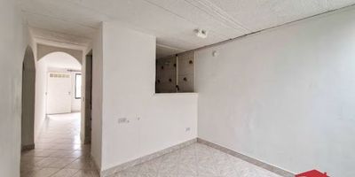 Casa en arriendo ubicada en el barrio El Dorado de Envigado. Cuenta con 3 habitaciones con clóset, baños cabinados, sala-comedor, cocina integral, zona de ropas. La unidad residencial ofrece portería 24 horas, parqueaderos comunes, juegos infantiles, salón social y gimnasio. Está situada sobre la Avenida El Poblado, en una zona residencial tranquila, cerca de colegios, supermercados, tiendas, canchas sintéticas y con excelente acceso a rutas de transporte público.
