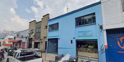 Oficina local disponible para la renta en Belén sobre vía principal, se encuentra en segundo piso con entrada compartida, cuenta con dos baños, buena iluminación natural y led, oficina independiente y área amplia para escritorios, almacenamiento, operativo y demás, los servicios son compartidos, agua y luz, se miden según promedio! anímate a conocer este espacio agendando una visita al Contacto 301.598.9091