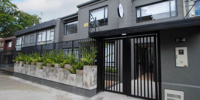 Disfruta de un espacio único en una casa recientemente remodelada, ubicada en el icónico sector del Parkway. Este encantador apartaestudio ofrece diseño moderno, confort y una excelente iluminación natural, siendo perfecto para quienes buscan tranquilidad y estilo.

Distribución: Espacio de un solo nivel que cuenta con una sala-comedor ubicada junto a la cocina abierta, totalmente equipada con estufa eléctrica y nevera, ideal para disfrutar de momentos especiales. Incluye un amplio baño con tina para tu descanso y comodidad.

Incluye todos los muebles necesarios, como cama king, televisor Smart TV, clóset y escritorio de trabajo.

Ambiente tranquilo que garantiza privacidad y confort.
Servicios públicos e internet de alta velocidad incluidos en el precio.
Ubicación estratégica cerca de vías principales, restaurantes, mercados, droguerías y una variada oferta cultural.
Mantenimiento y aseo de zonas comunes incluidos. Zona de lavandería común disponible con cargo adicional.