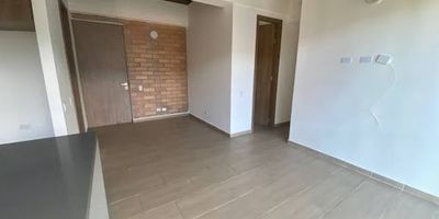 Apartamento en arrendamiento, de 68 mts en la ceja , cuenta con 3 habitaciones, principal dotada de baño y Vestier, auxiliares dotadas de closet, sala-comedor, cocina integral, zona de ropas, balcón con vista panorámica, parqueadero y cuarto útil, cuenta con una excelente ubicación en un sector muy central y al mismo tiempo campestre de el municipio de la ceja Antioquia  