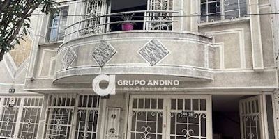 Se Vende Casa Independiente en Nuevo Sotomayor - Bucaramanga
Ubicado en Nuevo Sotomayor - Bucaramanga, cra 23 con 48, zona residencial, cerca de vías principales como la 27, con fácil acceso a transporte público, parques, colegios, universidades, iglesias, clínicas, comercios, servicios y restaurantes.
Características del inmueble: casa de dos niveles, área: 170 m2, estrato 4, sala, comedor, cocina integral, zona de ropas, hall de televisión, 4 habitaciones, dos baños, portón para dos parqueaderos y está libre de deuda.
VENTA: $780.000.000
pregunta por él, bajo el código Inmobiliario 1420-374 ¡Contáctanos! Agenda tu cita y con gusto te asesoramos.
Contactos: 3006684439 - 3241439363 - 3026225944
Somos GRUPO ANDINO INMOBILIARIO, con nosotros tendrás tus trámites más fácil y rápido.
