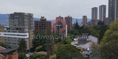 Arriendo oficina en el Poblado, sector Castropol  vía principal, cerca al parque, 165 mt², baños independientes, parqueaderos comunes y 3 parqueaderos privados.Arrienda Activos y Bienes, Inmobiliaria experta en administración, arrendamiento y venta de apartamentos, casas, locales, bodegas y oficinas en el Oriente Antioqueño, Medellín y toda el área Metropolitana.Información sujeta a cambios. Las imágenes de muebles, enseres, decoración y demás elementos son una referencia.