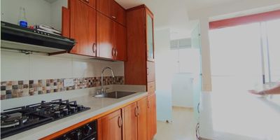 Descubre el encanto de vivir en Suramérica, Itagüí, un lugar donde la comodidad se une a la belleza. Este apartamento, perfectamente ubicado cerca del Colegio Divino Salvador, ofrece un espacio ideal de 65 m² para quienes valoran la tranquilidad y la seguridad de una unidad cerrada. Con tres habitaciones, dos baños y una cocina semi-integral, está diseñado para satisfacer tus necesidades de espacio y estilo de vida.

Lo primero que te capturará de este hogar serán las impresionantes vistas panorámicas que puedes disfrutar todos los días, un lujo que transforma completamente la experiencia de vivir aquí. El piso de cerámica en toda la vivienda no solo añade un toque de elegancia, sino que también facilita su limpieza y mantenimiento.

Equipado con dos closets, encontrarás amplio espacio para organizar tus pertenencias. La cocina semi-integral es perfecta para preparar tus comidas favoritas, mientras que la zona de ropas independiente agrega practicidad a tu rutina diaria. Además, el calentador de agua asegura confort para ti y tu familia en todo momento.

Imagina las posibilidades que este espacio ofrece, desde relajarte en tu sala con vistas que quitan el aliento hasta disfrutar de la comodidad y privacidad de tu unidad cerrada. 

Situado en un estrato 4, este apartamento combina la tranquilidad de Suramérica con la conveniencia de tener todo lo que necesitas al alcance. Si buscas un hogar que ofrezca seguridad, comodidad y vistas espectaculares, te invitamos a explorar más sobre esta propiedad. Contáctanos para más información o para programar una visita. Da el primer paso hacia la vida que deseas en este hermoso apartamento.

CDO S-477

