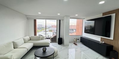Codigo 19057. VENDO APARTAMENTO REMODELADO – EDIFICIO SCALA 24, PRADOS DEL SALITREPiso 7 con vista exterior, 90 m², 3 habitaciones: principal con baño privado y vestier, dos auxiliares que comparten baño, sala con balcón, comedor amplio, cocina abierta, zona de ropas y 2 parqueaderos. Disfruta de salón comunal, gimnasio, zonas verdes, área BBQ, vigilancia 24h y parqueadero de visitantes. Ubicado en una zona privilegiada con acceso rápido a avenidas principales, centros comerciales como Gran Estación y Salitre Plaza, parques recreativos, además de estar cerca de clínicas y hospitales reconocidos. Esta es una oportunidad única para vivir con comodidad o invertir en una zona de alta valorización, demanda constante de arriendo y excelente calidad de vida. Seguridad, confort y conveniencia en un solo lugar. ¡Contáctanos para más información!
