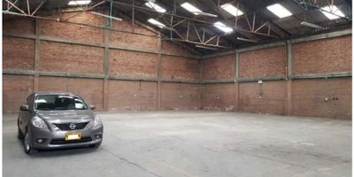BODEGA INDUSTRIAL A DOBLE ALTURA CON UN AREA DE LOTE DE 774 M2, CON UN AREA LIBRE DE TRABAJO DE 700 M2,  MAS 70 M2 DE LOCAL O ALMACENAMIENTO A ALTURA SECILLA, SEGUNDO PISOS 100 M2 DE OFICINAS Y UN MEZANINE DE 12 M2, CAPACIDAD ELECTRICA 75KVA,  VIAS DE ACCESO CALLE 13, AV. 6, CRA 30 MAYORES INFORMES

 