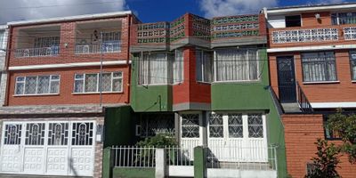 casa en venta ubicada en la calle 40 sur, barrio quiroga, consta de un antejardín, garaje para dos carros, sala con chimenea, baño social, comedor, cocina semi integral y un patio amplio. en el segundo nivel cuenta con cinco habitaciones, tres de ellas con clóset, dos baños y sotea.