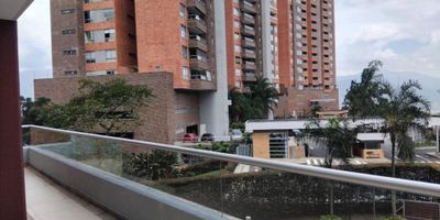 Vendo apartamento ubicado en la loma de las brujas, con diseño acogedor, muy iluminado, cuenta con 2 habitaciones y 2 baños, sala, comedor, estudio, cocina abierta con barra, parqueadero doble lineal, cuarto útil. Unidad completa.