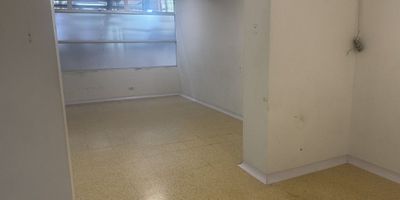 Descubre este amplio LOCAL, Ideal para que tengas tu negocio, Oficina o Bodega, este espacio es versátil y se encuentra ubicado en una zona privilegiada en todo el parque principal de Girardota, El espacio cuenta con 70 M2 que ofrece para tus opciones de negocio. Su diseño moderno y funcional lo convierte en el lugar ideal para emprender tus proyectos. No pierdas la oportunidad de hacer de este espacio el escenario perfecto para alcanzar tus metas comerciales. ¡Contáctanos para más información y haz de este LOCAL el punto de partida hacia el éxito!