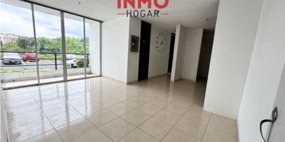 Apartamento en Venta – Conjunto Cerrado en Santa Rosa de Cabal

Descubre este hermoso apartamento de 68 m², ubicado en un conjunto residencial que combina comodidad, seguridad y excelentes amenidades para toda la familia.

 Características del inmueble:
    •    3 habitaciones con excelente iluminación natural
    •    2 baños 
    •    Sala-comedor con salida al balcón
    •    Cocina integral con muebles superiores e inferior 

El apartamento se destaca por su diseño funcional, iluminación natural en todos los espacios y una vista privilegiada que te encantará.

?️ Zonas comunes del conjunto:
    •    Vigilancia 24 horas
    •    Piscina para adultos y piscina para niños
    •    Salón social y gimnasio
    •    Parques infantiles y amplias zonas verdes
    •    Planta eléctrica
    •    Cercano a droguerías, hospital, parques y transporte público

Una excelente oportunidad para vivir con calidad de vida o invertir en una zona de alta valorización en Santa Rosa de Cabal.

? Contáctanos para agendar tu visita!
