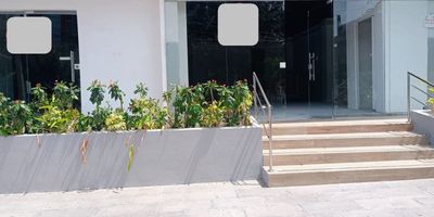 Local comercial en esquina primer piso, estratégicamente ubicado, cerca a universidades, zonas residenciales. Con terraza y zona de parqueo para 15 vehiculos. Cuenta con zona de descarga.