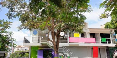 Local comercial en esquina segundo piso, estrategicamente ubicado, cerca a universidades, zonas residenciales. Local con Aire acondicionados, 2 baños.