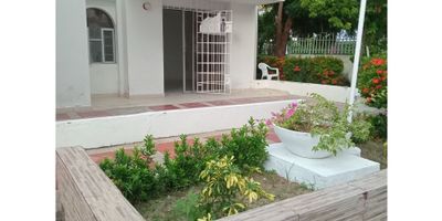 CODIGO 9383FR832 Es un amplio apartamento con acabados modernos, ubicado en un primer piso, cuenta con dos alcobas, sala comedor, cocina abierta, terraza y parqueadero propio, ubicado a cuatro cuadras de la playa del Rodadero, el conjunto cerrado esta compuesto por catorce apartamentos, tiene vigilancia privada venticuatro horas, SI CREE QUE ESTA PROPIEDAD ES LO QUE ESTA BUSCANDO COTACTAME Y AGENDAMOS UNA CITA

