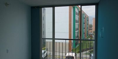 Espectacular apartamento ubicado al norte de Cali, conjunto Robles del norte, tiene 3 alcobas, 2 baños, lavadero, sala comedor, el conjunto cuenta con piscina, zona de juegos infantiles y salón social.	Cercana a vías principales, supermercados y centros comerciales.