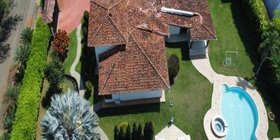 Casa Campestre Independiente en Pance – Lote 1.500 m², 650 m² construidos
Ubicada en el exclusivo sector de Pance, al sur de Cali, esta propiedad independiente combina privacidad, amplitud y un entorno natural único, con acceso inmediato a los principales servicios y vías de la ciudad.
Entorno privilegiado
A pocos minutos de la Universidad Icesi, el Colegio Bolívar, el Colegio Alemán, y centros comerciales como Holguines Trade Center . esta casa ofrece la tranquilidad de la vida campestre con la comodidad de estar cerca de colegios, universidades, clínicas y zonas comerciales de primer nivel.
Características destacadas
Área de lote: 1.500 m²
Área construida: 650 m²
Amenidades completas: piscina, jacuzzi, turco, sauna, zona BBQ y riachuelo natural que bordea el jardín.
Independencia total: ingreso privado, sin cuota de administración, ideal para quienes valoran la privacidad. La propiedad se encuentra cerca del Parque de la Salud, senderos ecológicos .
