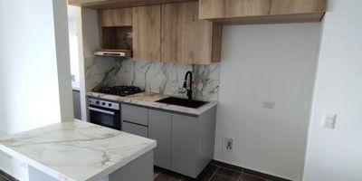 Se arrienda hermoso apartamento para estrenar en el sector FABRICATO, Unidad cerrada con zonas comunes pendientes por entregar. Su ubicación es estratégica ya que tiene cerca el centro comercial Fabricato, universidades, iglesias, tiendas, supermercado, colegios y excelente ruta de transporte.Características:Tres habitacionesTres ClosetDos bañosÁrea 80 m²Cocina integral (Estufa-Horno- Extractor)Sala comedorZona de ropaBalcónVista hacia el centro comercialParqueadero privado