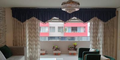 Maravilloso apartamento al norte de Cali ,Remodelado en Di vento La Flora, apartamento con muy amplio espacio, situado en un piso 12, ofrece un diseño funcional y acabados de alta calidad: 3 habitaciones, cada una con su baño privado, garantizando privacidad y confort. Cocina integral moderna y totalmente remodelada. Dos baños sociales. Zona de lavado, estudio, sala-comedor integrada, creando un ambiente fluido y acogedor. Balcón con vistas maravillosas, parqueadero doble, excelentes vías, cerca a centros comerciales, supermercados y parques.