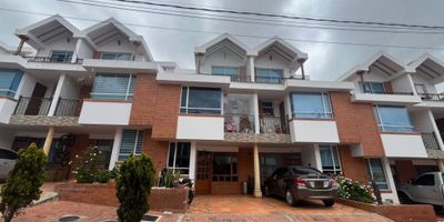 ATOS Inmobiliaria vende hermosa casa ubicada en el norte de la ciudad de Tunja.
La propiedad cuenta con garaje, amplia sala-comedor, cocina integral, patio de ropas, tres baños, tres habitaciones, estudio, chimenea y balcón.
Ubicada en conjunto cerrado, ofrece un entorno tranquilo, seguro y familiar, con fácil acceso a vías principales, cerca de colegios y zonas verdes.
¡No esperes más! Contáctanos y agenda tu cita hoy mismo.