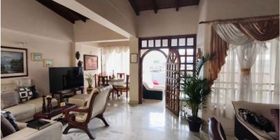 VENTA APARTAMENTO PROPIEDAD HORIZONTAL TERCER PISO. El barrio Departamental muy bien ubicacion cerca a la autopista sur, avda pasoancho, D1, ARA, iglesia, parques, rutas de acceso y de transporte, zonas deportivas. Consta de amplia sala comedor,  estudio, con 3 habitaciones una con baño todas con closet sala comedor cocina integral, zona de aseo.
