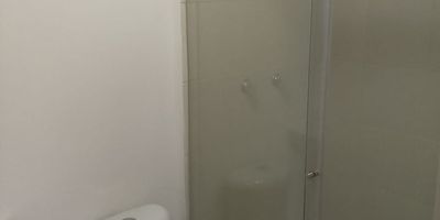 DIVISA INMOBILIARIA matricula inmobiliaria  tiene el gusto de presentarte este hermoso apartamento en alquiler, ubicado en un lugar maravilloso del barrio san jorge de manizales, un lugar tranquilo y seguro en un edifico moderno que cuenta con vigilancia privada, portería y parqueadero para visitantes, el apartamento consta de tres amplias y confortables habitaciones con closet, sala comedor, cocina integral totalmente equipada perfecta para preparar deliciosas comidas, parqueadero privado para que estés tranquilo con tu vehículo , el balcón ofrece una vista impresionante y un espacio adicional para disfrutar del aire libre; este apto es ideal para familias o profesionales que buscan un espacio cómodo y funcional, cerca a la iglesia, supermercados,zonas verdes, trasporte publico. no te pierdas esta oportunidad de alquilar un hogar que combina comodidad, seguridad y estilo.