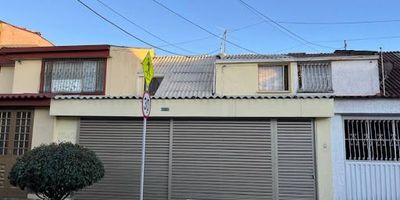 Gran oportunidad!! Linda casa en venta, ubicada en excelente sector residencial, rodeada de parques, zonas verdes, cerca a zona comercial con supermercados, bancos y gran variedad de almacenes, excelentes vías de acceso y muy buen transporte público. Cuenta con dos niveles, en el primero, antejardín cubierto, acceso peatonal y de parqueaderos, sala comedor, baño social, cocina, habitación de servicio con baño privado, patios cubiertos totalmente y zona de lavandería. Segundo Nivel, hall, 4 habitaciones, tres de ellas con clóset y un baño. La casa cuenta con sistema de recolección de aguas lluvias con tanque de suministro para baño del primer piso y cocina, también tiene adaptación para oficina en el primer piso con modulares para 8 puestos de trabajo y bodega. Precio Negociable, Nuestra firma respalda su inversión.