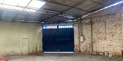 Lote urbano en Venta, ubicado en el barrio La Estrada, Bogotá, Cundinamarca. Este lote esquinero de 227 m² de área privada, cuenta con una ubicación estratégica a una cuadra de la Avenida 68. Ofrece una excelente oportunidad para desarrollar proyectos en un sector de estrato 4 en Bogotá. La Venta de este Lote en La Estrada es una inversión sólida en Cundinamarca. Precio: $980.000.000. Si desea conocer más o visitar este Lote urbano, utilice nuestras opciones de WhatsApp, solicite que le contacten o vea los teléfonos disponibles.