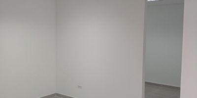 SE VENDE O SE ARRIENDA – LOCAL COMERCIAL EN IBAGUÉ
¡Excelente oportunidad de inversión en una de las zonas más estratégicas de la ciudad!
Ubicado en el primer piso del Edificio Torreón del Parque, este amplio local comercial cuenta con un área total de 71 m², ideal para negocios u oficinas que buscan visibilidad y comodidad.

Características del inmueble: Área total: 71 m², Espacio de cocina o zona de preparación, 1 baño, Parqueadero privado, Depósito para almacenamiento adicional

Su ubicación en el piso 1 garantiza fácil acceso y excelente flujo peatonal y vehicular.

Perfecto para quienes buscan invertir o establecer su negocio en un entorno moderno y de alta valorización. Ubicado en  Edificio Torreón del Parque en la cra 4 entre calles 7 y 8 en el barrio La Pola. 

Informacion Whatsapp.