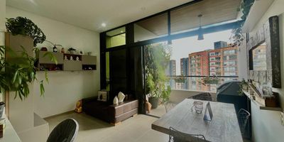 Apartamento moderno con diseño de doble altura que brinda amplitud y luminosidad ubicado en la exclusiva Loma de Las Brujas en Envigado cuenta con tres habitaciones dos baños cocina abierta con zona de ropas y un amplio salón comedor integrado al balcón la habitación principal dispone de baño closet y vestier incluye parqueadero doble lineal y cuarto útil la unidad ofrece sala de yoga salón social gimnasio coworking placa deportiva y juegos infantiles con piscina proyectada para entrega el próximo año una excelente opción para vivir con confort y estilo en una de las mejores zonas del sur del Valle de Aburrá.DC 258665
