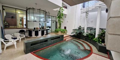 Con un área de 250 M2 y un área construida de 900 M2, con un frente de 10mt y un fondo de 25mt., estrato cinco, con 7 amplias alcobas, 6 baños, 2 garajes.

A pocas cuadras del parque del ingenio, la calle 16, Alkosto de la paso ancho y Unicentro, así como también a la universidad del Valle y la Clínica Valle del Lili.

No tiene temas herenciales ni legales, no tiene deudas ni hipotecas impuestos al día.

– Agenda tu cita y conoce la propiedad –

PRECIO NEGOCIABLE

 LLAMA YA