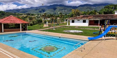 Con un área de 8.000 mt2 y construidos 400 M2, 3 habitaciones, baño, pista de bicicross, cancha de futbol, kiosco, quebrada, al lado de la entrada 5 a pocos metros el borde del lago. 

Casa de mayordomo con 2 habitaciones 1 baño, amplio parqueadero para todo tipo de vehículo. Ideal para desarrollar un complejo alojamiento turístico o de recreación, ubicado sobe la carretera a 5 minutos del casco urbano del Calima Darién, amplia piscina y parque infantil.

No tiene temas herenciales ni legales, no tiene deudas ni hipotecas impuestos al día.

– Agenda tu cita y conoce la propiedad –

PRECIO NEGOCIABLE a puerta cerrada

 LLAMA YA