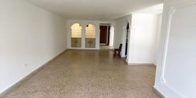 Apartamento ubicado en segundo piso de 110 metros, cuenta con dos habitaciones amplias, dos baños, estudio, sala, comedor, cocina integral, zona de labores, balcón con vista a la calle. El apto no se encuentra en edificio, se ubica al lado de una casa como parte independiente de ella. Tiene todos sus servicios públicos independientes de la casa, No tiene parqueadero.