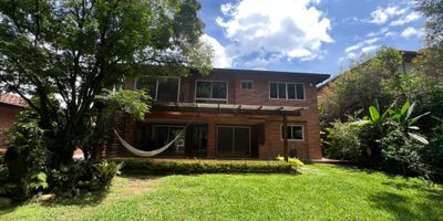 Se vende espectacular casa de dos niveles en el exclusivo sector del poblado, cerca de la transversal superior, cuenta con tres habitaciones cada una con baño, vestier y turco, cocina, sala, comedor, muy iluminada, cuenta con amplio jardín, cocina integral. La unidad es exclusiva con con pocas casas, lo que brinda mayor privacidad y tranquilidad.