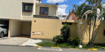 Se alquila la Casa #1 en el conjunto residencial La Hacienda Mz. 8, reconocido como el más bonito y tranquilo del sector. La propiedad cuenta con un lote de 170 m² y un área construida privada de 172 m². Consta de 5 alcobas, incluida la de servicio, 4 baños, 4 parqueaderos, 2 salas amplias, 2 patios, una cocina funcional, una terraza grande, habitaciones con clóset y aire acondicionado. La casa se destaca por su excelente iluminación y ventilación. Ubicada en el mejor sector del sur de Cali, cerca de importantes avenidas, parques, zonas verdes, centros comerciales, colegios y clínicas.