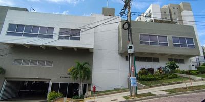 Apartamento de 2 habitaciones y 2 baños, listo para estrenar ubicado en el norte de la ciudad de ambiente fresco luz natural durante el día. Cuenta con cocina integral gabinetes superiores e inferiores, sala comedor, las divisiones de los baños son en vidrio templado, parqueadero comunal, área de labores, closet en habitaciones, vista exterior. EL Edificio ofrece piscina, 2 salón sociales, portería tipo lobby, zona de juego ´para los niños, canchas múltiples, amplias zonas verdes. Es cercano al CC Miramar, Buenavista 1y 2, plaza del parque, clínica porto azul, autopista al mar, corredor universitario y supermercado olímpica.