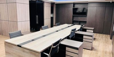 Venta Oficina amoblada, moderna y luminosa, ubicada en el barrio Pontevedra, en piso séptimo en excelente edificio Triple AAA. Con un área construida de 81.77 M2 y un área privada de 77.02 M2. Cuenta con vista exterior y buena ventilación gracias a sus amplios ventanales. Dispone de dos oficinas privadas, recepción, capacidad para doce puestos de trabajo, cocineta y dos parqueaderos cubiertos. Equipada con puntos de red para voz y datos, iluminación de panel y lámparas LED, citófono y piso laminado, garantiza un entorno de trabajo funcional y estético. El edificio cuenta con un auditorio, salón de conferencias, plazoleta de comidas, terraza ideal para el almuerzo de empleados, cafetería, parqueadero de visitantes, vigilancia 24/7 y restaurantes en el primer piso. Excelentes vías de acceso como la Avenida Boyacá, Calle Ochenta y Avenida Sesenta y Ocho.