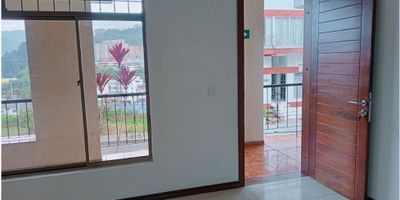Apartaestudio de 38 m2 en El Cable, Manizales

Oportunidad para vivir en estrato 5 con todo a la mano. En segundo piso, dos ambientes bien definidos y luz natural que favorece tu día a día.

Descripción de la propiedad

Sala comedor integrada a cocina integral y zona de ropas. Habitación con baño privado y clósets. Piso en cerámica y mármol, calentador y gas domiciliario. Parqueadero cubierto.

Descripción del entorno y acceso

Ubicado en El Cable con acceso pavimentado, transporte cercano y oferta de centros comerciales, universidades y centro médico. El conjunto ofrece vigilancia, salón comunal y parqueadero para visitantes.

Contáctanos

Escríbenos por WhatsApp para agendar tu visita y recibir más detalles. En Inmobiliaria Castro Rosero te acompañamos para que tomes la mejor decisión de arrendamiento.


 
