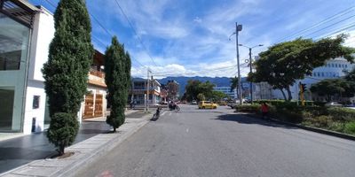 Código interno 13809. Local en arriendo ubicado sobre la Milla de Oro, en el sector encontramos Centro Comerciales: Multicentro, Acqua, Estación, Panamericana, Clínica Keralty, Restaurantes, Panaderías, Supermercados: Mercacentro 4, Surtiplaza, D1, gran variedad de comercio. El inmueble cuenta con una excelente fachada en vidrio, 2 unidades sanitarias, amplios espacios iluminados, cuenta con un mezanine con amplios espacios y bodega. El valor del canon es más IVA