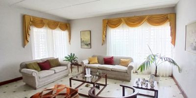 Amplia casa de una planta iluminada y ventilada, consta de sala, estar, comedor, un garaje cubierto, cocina semi-integral, comedor auxiliar, hall de alcobas, cinco alcobas, no tienen closet, dos baños, cuarto y baño de servicio, caja de aire, patio, antejardin, pisos en baldosa antigua.