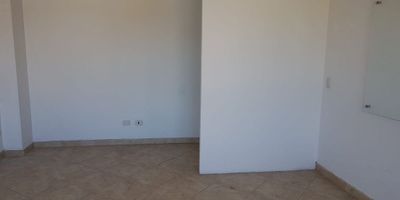 Venta oficina en el barrio Pasadena 
En venta oficina localizada en piso quinto con vista exterior, ubicada en edificio para uso de oficina, sobre  frente a Tres Elefantes de Pasadena y cerca al Iserra 100. Acceso por ascensor. Edificio cuenta con terraza, sala de recepción, portería baños entre pisos  y parqueadero cubierto sujeto a disponibilidad