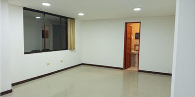 Oficina en venta en Manizales, Caldas, ubicada en el centro de la ciudad, en el piso 2 del Edificio Jose Jota. Este espacio de 27 m² fue construido hace 30 años y ofrece un ambiente amplio e iluminado, ideal para profesionales. Cuenta con un baño privado y servicio de vigilancia con portería, brindando seguridad y comodidad. Su ubicación estratégica en el centro facilita el acceso a servicios y comercios. Una opción práctica para establecer su negocio en Manizales. Para más detalles o coordinar una visita, puede contactarnos por WhatsApp, solicitar que le contacten, o ver nuestros teléfonos.
