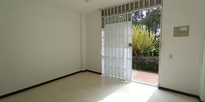 Local en venta cerca a supermercados, iglesias, tiendas, zona tranquila de poco flujo vehicular. Piso en baldosa, 1 espacio, 1 baño, cableado de red, techo cielo raso, aire acondicionado central, energía básica, vitrina. Cuenta con vigilancia y portería 24 horas, circuito cerrado de Tv , inmuebles sujetos a verificacion de disponibilidad
