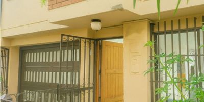 Venta de casa de 123 m2,  consta de 4 habitaciones amplias, dos baños completos, sala , comedor independiente y cocina integral, dispone de patio en el primer piso, garaje ( un vehículo), y área de zona de ropa techada , con pisos de cerámica y ventanas amplias que permite que la luz ilumine el hogar.

Ubicada a pocos minutos de centros comerciales, escuelas, hospitales y transporte público de fácil acceso.

¡Contáctanos y agenda tu visita hoy mismo!

Recuerda que te ayudamos en todo el proceso de tu crédito de vivienda!
