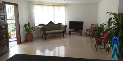 Casa unifamiliar en venta – Belén Alameda Con 320 m² construidos, ubicada en estrato 5, esta propiedad de dos niveles ofrece amplitud y versatilidad. Dispone de 7 alcobas, 4 baños, sala y comedor independientes, patio central que aporta ventilación e iluminación natural, parqueadero privado y un hall (HOT) en el segundo piso que brinda un espacio ideal para descanso o estudio.Sobre el sector: Belén Alameda es reconocido como uno de los barrios residenciales más apetecidos y de alta valorización en Medellín. Su entorno es tranquilo, seguro y bien urbanizado, con fácil acceso a transporte público y cercanía a servicios esenciales.Conexiones y cercanías: Cuenta con rápida conexión con la Avenida Bolivariana y la Avenida 33, facilitando el acceso hacia el centro, Laureles y el sur de la ciudad. Se encuentra cercano a Unicentro, Universidad Pontificia Bolivariana (UPB), Parque de Belén, supermercados, entidades financieras y comercio variado. Ofrece una oferta gastronómica amplia, desde res