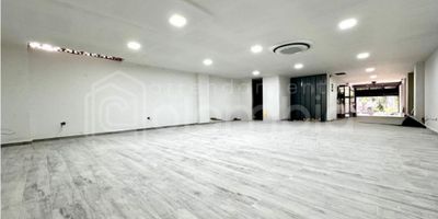 Local en Arriendo en La Magnolia - Envigado cuenta con 1 salón amplio y moderno, Exclente iluminación, un solo ambiente para adecuar, 1 baño, primer piso. Área privada 90m².

Estrato Comercial

Zona residencial cercana a supermercados, Iglesias, restaurantes, colegios, cancha La Paloma y con fácil acceso a transporte público.  

¡Conoce los requisitos para arrendar un inmueble con nosotros!

*NOTA ACLARATORIA: Puede haber diferencias en las áreas suministradas en esta publicación, al momento de la negociación se deben verificar por escrituras públicas debidamente registradas.

 
